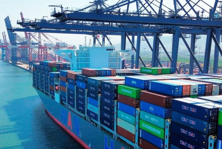 Sheinbaum analiza impuesto a contenedores del Puerto de Manzanillo