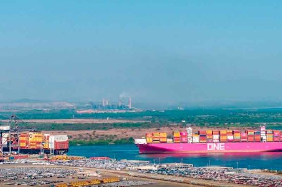 Contenedores crecen 4.4% en puertos mientras desacelera carga total