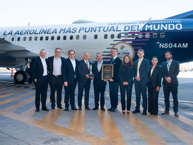 Aeroméxico recibe premio como la aerolínea más puntual del mundo en 2025