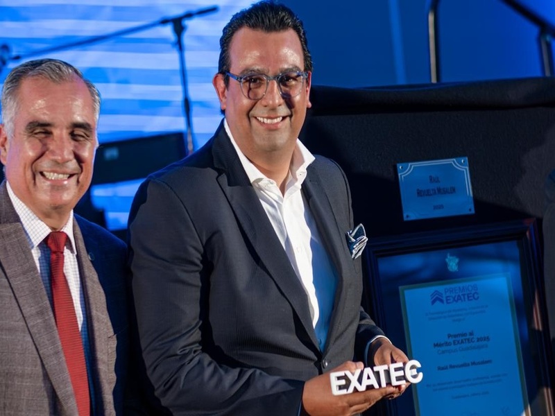 IT-ANÁLISIS: Raúl Revuelta recibe Premio EXATEC por liderazgo aeroportuario