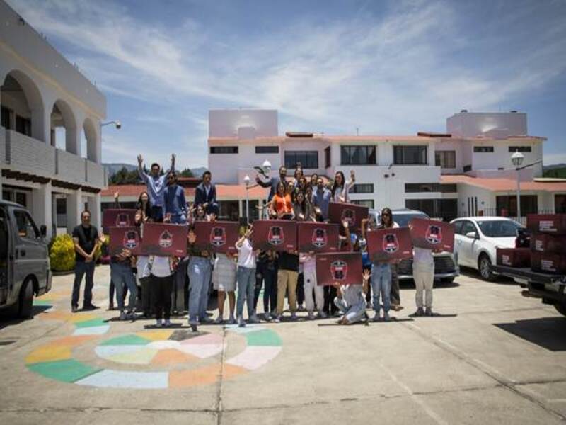 Toyota refuerza su compromiso con la educación al acercar tecnología a niñas y adolescentes 