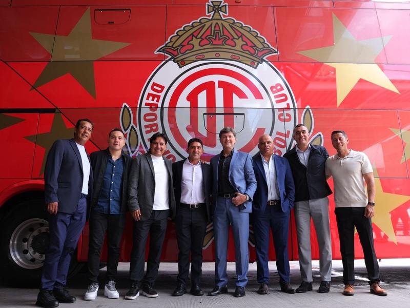 Un transporte de campeones: Mercedes-Benz Autobuses entrega unidad de doble piso al Club Toluca