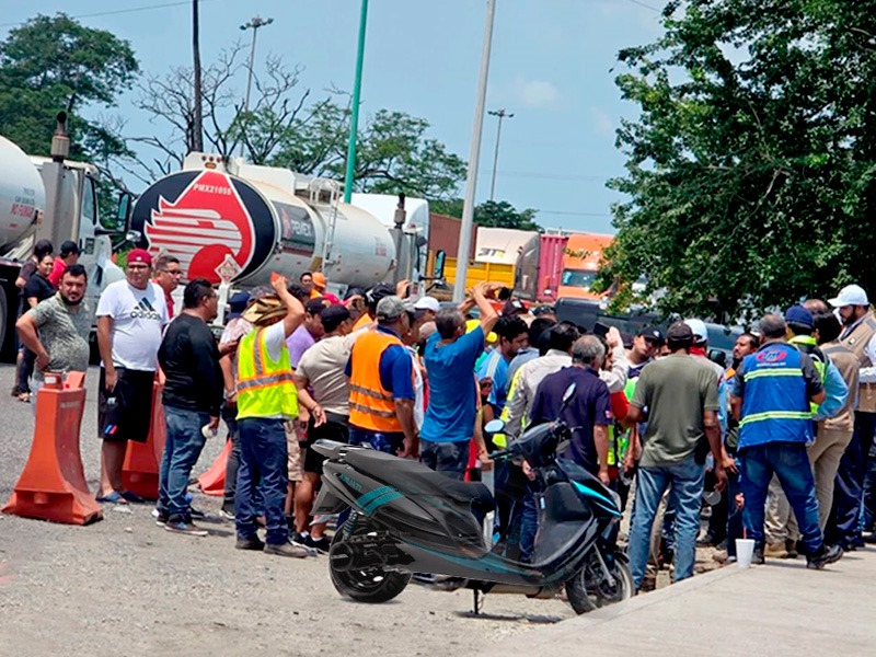 Transportistas mantienen bloqueo en el Puerto de Lázaro Cárdenas