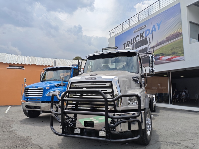 Daimler Truck marca la ruta del transporte durante “Truck Day”