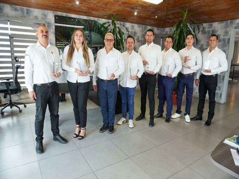 IT-ANÁLISIS: Zapata Camiones Guadalajara obtiene doble Certificación Evolución Élite de Daimler Truck México