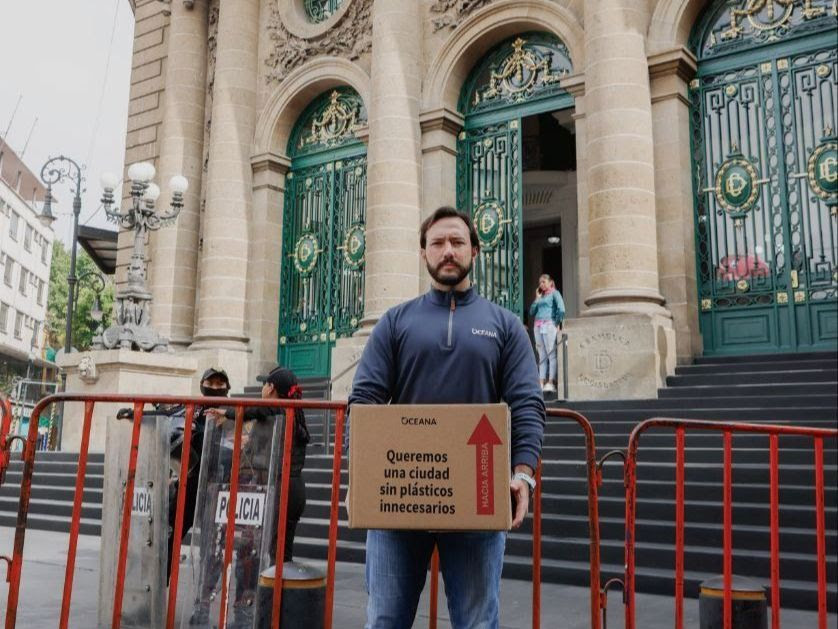 Entregan firmas en el Congreso de la Ciudad de México para regular el plástico del comercio electrónico   